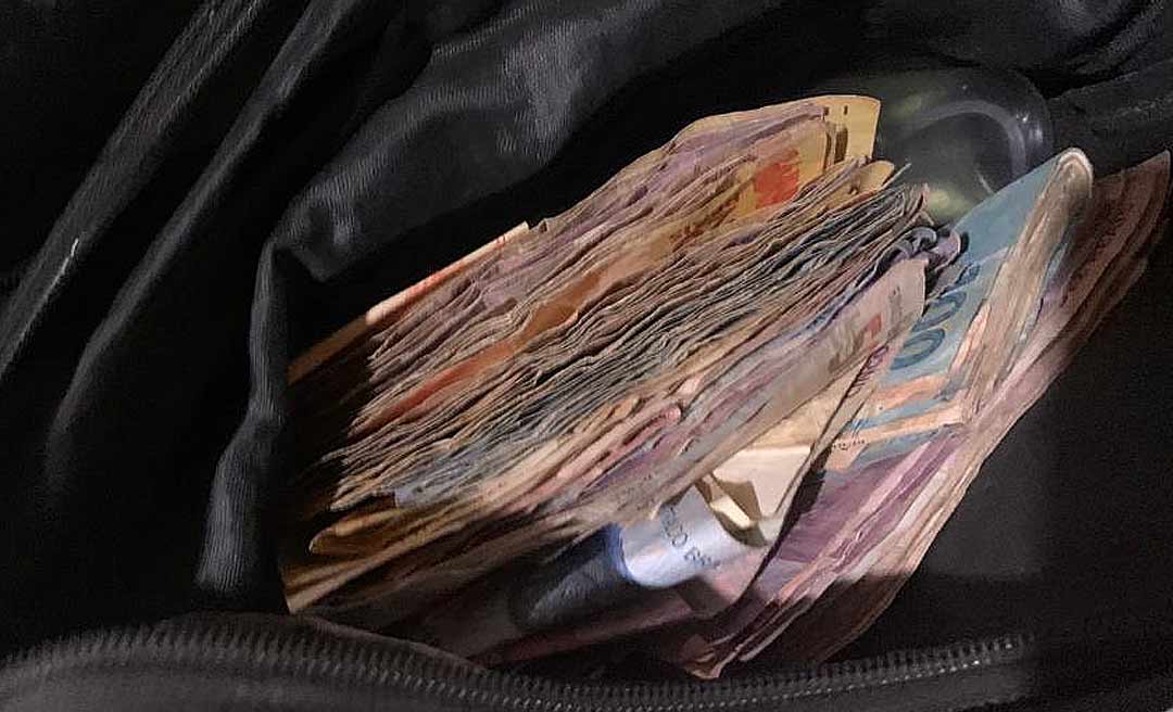 Mulher é presa com simulacro de arma de fogo e vários pacotes de cigarro em Senador Guiomard