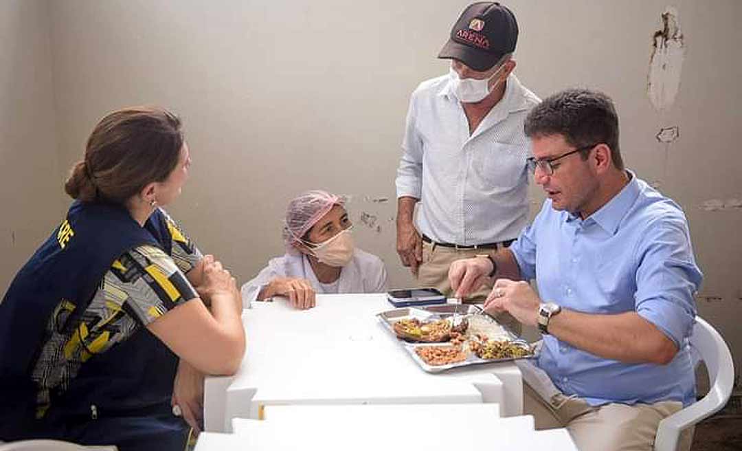 Em semana conturbada no PS, Gladson visita unidade, conversa com servidores e almoça no refeitório