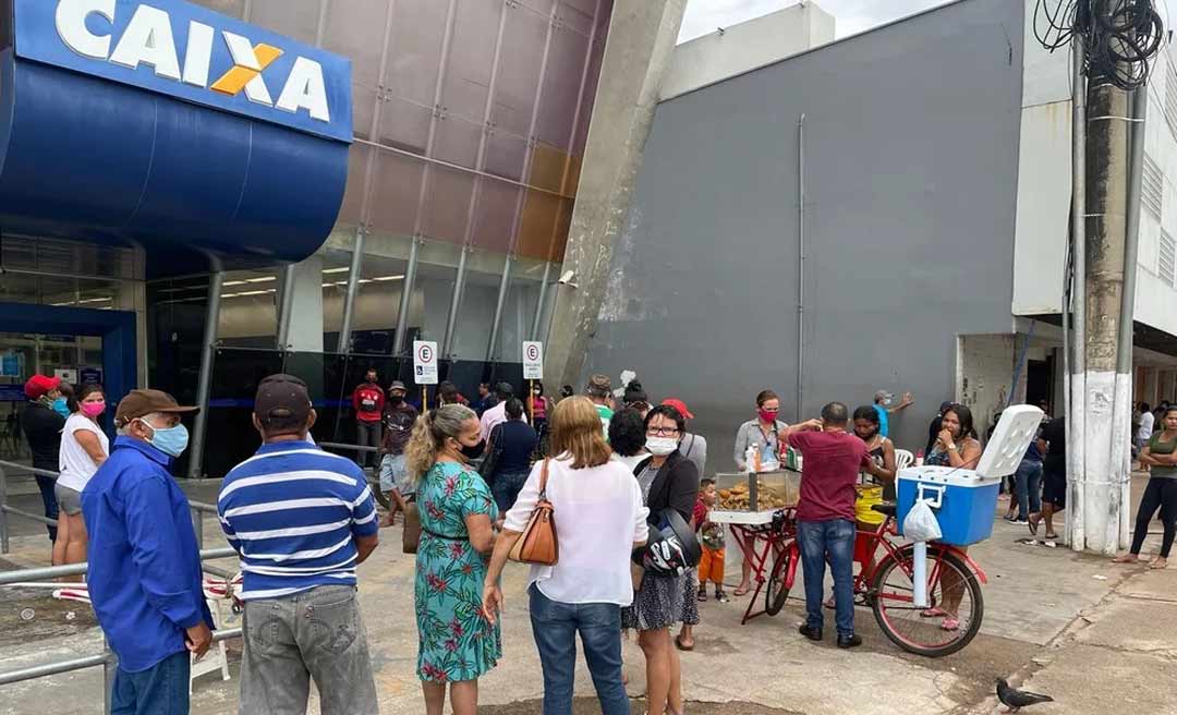Agências da Caixa registram fila para primeiro pagamento do Auxílio Brasil