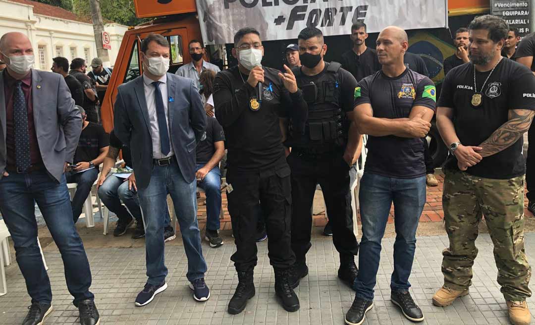 Roberto Duarte garante apoio à lei que institui carreira de policial penal durante ato da categoria