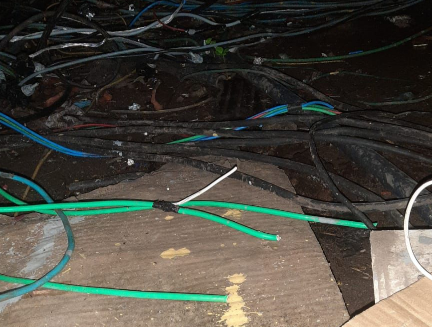 Criminosos invadem área fechada do Mercado dos Colonos e furtam fiação elétrica; é o terceiro furto só este ano