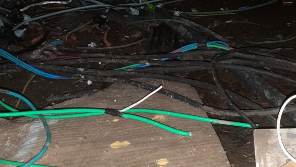 Criminosos invadem área fechada do Mercado dos Colonos e furtam fiação elétrica; é o terceiro furto só este ano