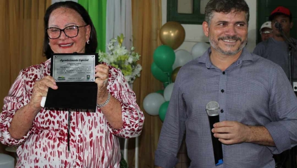 Vanda Milani é homenageada durante entrega de micro-ônibus para melhor idade em Epitaciolândia