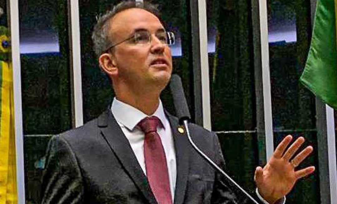 Leo de Brito comemora sanção do projeto de sua autoria que cria o vale-gás