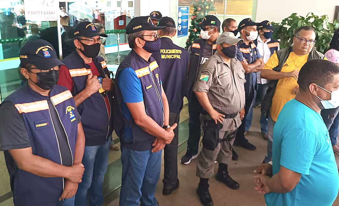 Manifestantes são impedidos de entrar na prefeitura de Rio Branco por seguranças e policiais; portas do prédio foram fechadas