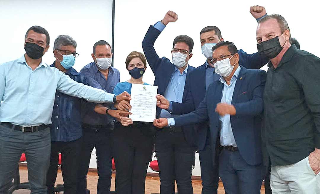 Gladson assina PL que concede abono de mais de R$ 16 mil a 8,5 mil servidores da Educação