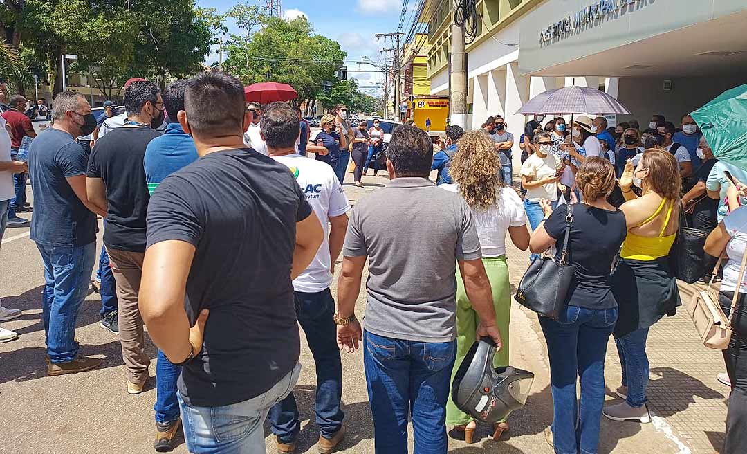 Após pressão na porta da prefeitura, comissão de trabalhadores é recebida
