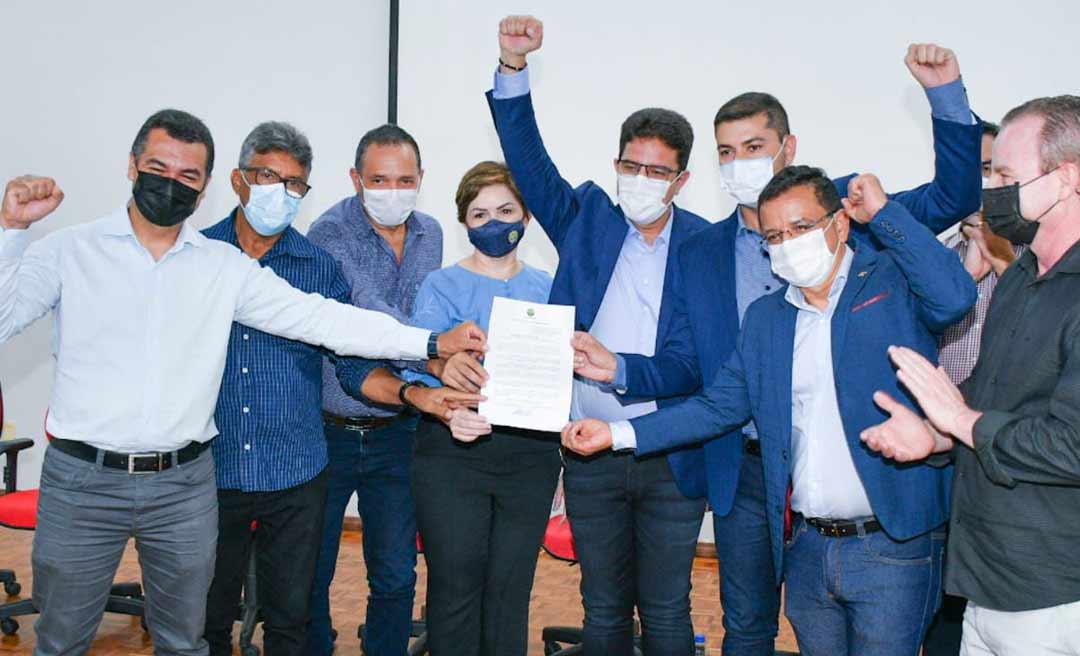 Nicolau e Gonzaga prestigiam assinatura de PL que concede abono a servidores da Educação