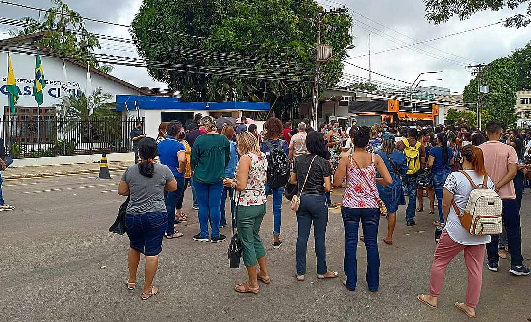 Reivindicando abono, servidores administrativos das escolas do Estado protestam na frente da Casa Civil e fecham avenida