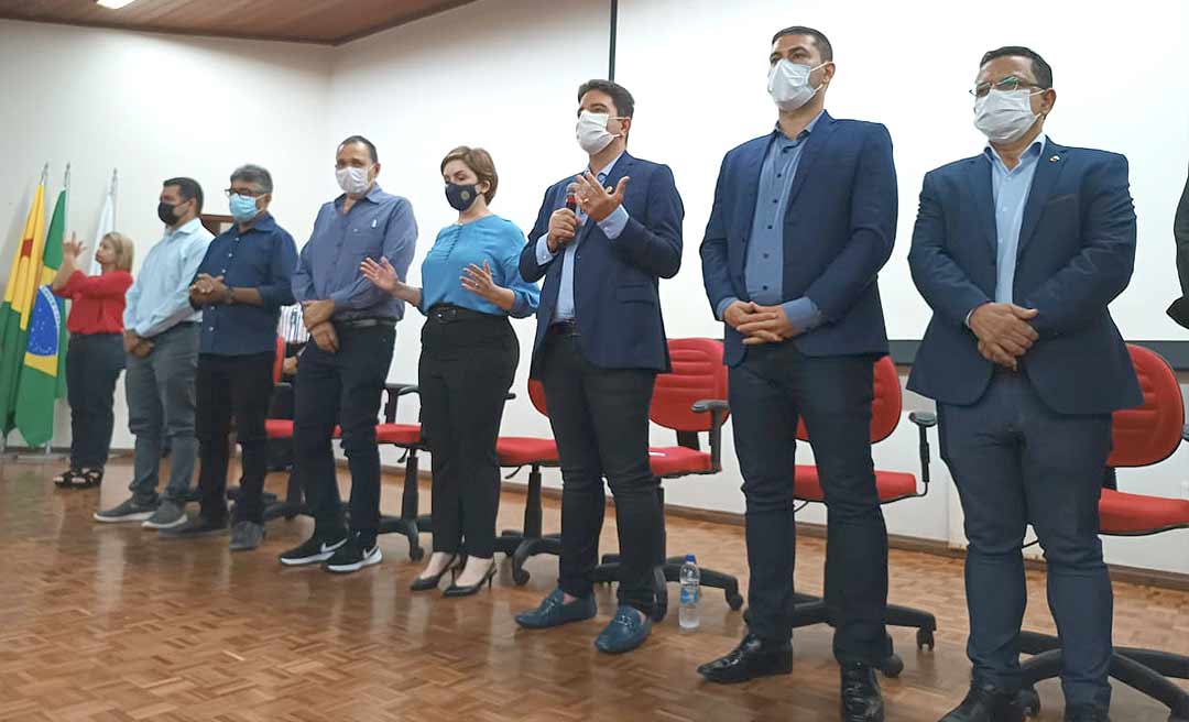 Na solenidade da Educação, Gladson e servidores oram por Wendy Lima: "Com a bênção de Deus ele vai sair dessa"