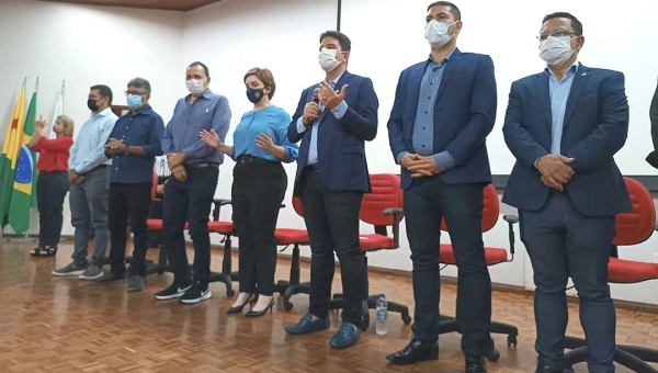 Na solenidade da Educação, Gladson e servidores oram por Wendy Lima: "Com a bênção de Deus ele vai sair dessa"