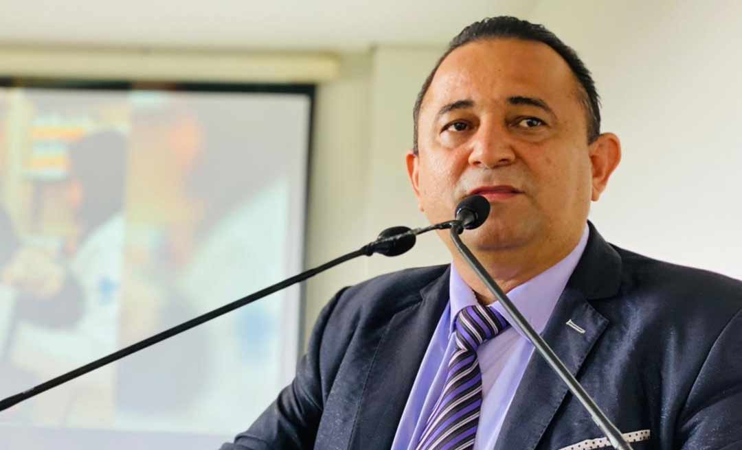 Arnaldo Barros dá puxão de orelha em vereadores: “soltem o celular!”