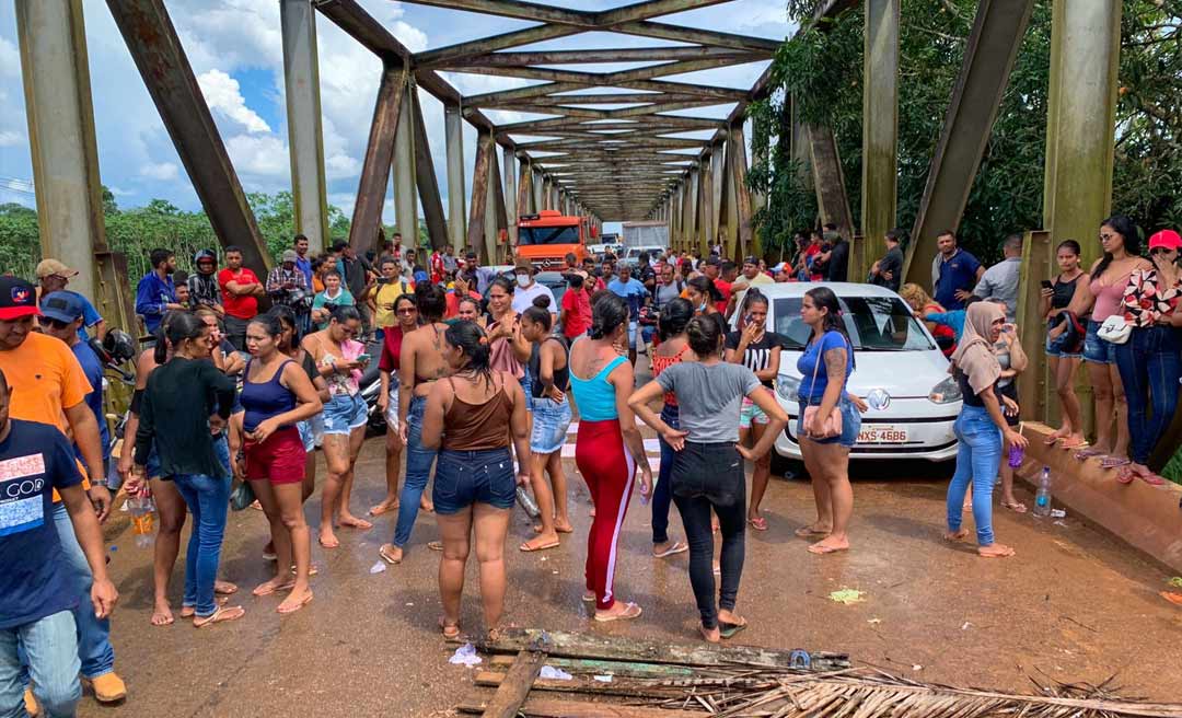 Em protesto, mulheres de presos fecham ponte do rio Iaco na BR-364 em Sena Madureira