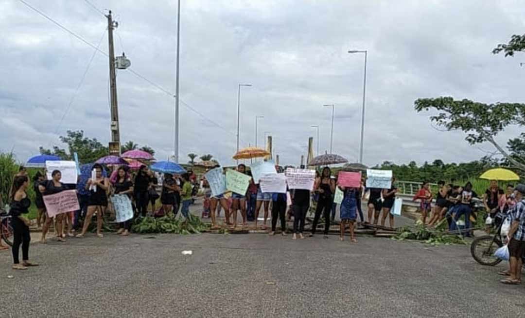 Mulheres de presos fecham ponte do rio Envira na BR-364 em Feijó durante protesto