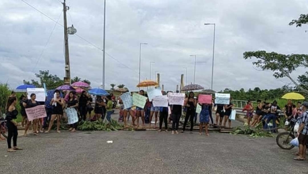 Mulheres de presos fecham ponte do rio Envira na BR-364 em Feijó durante protesto