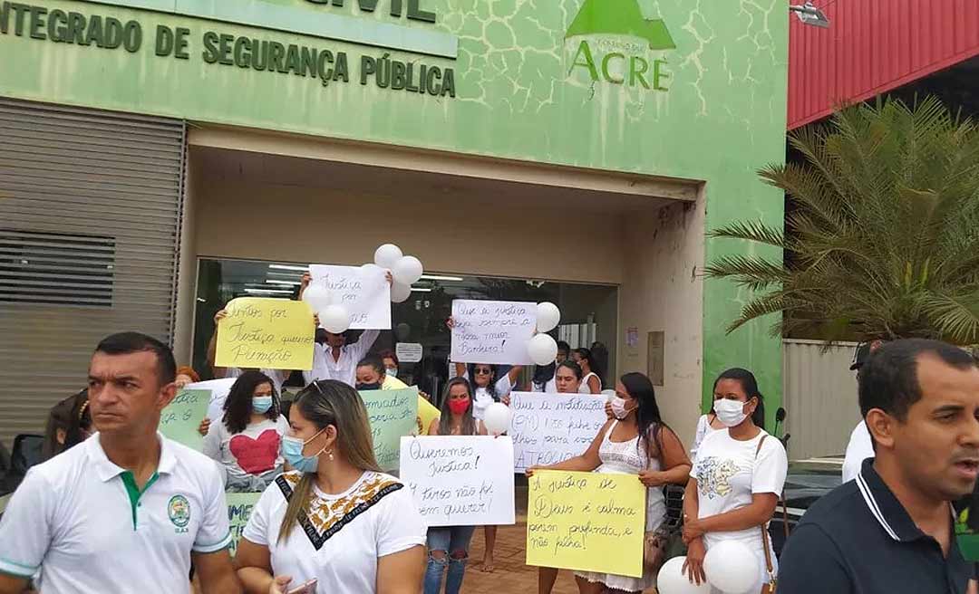 Familiares de estudante baleado por “PM do trisal” fazem protesto em delegacia