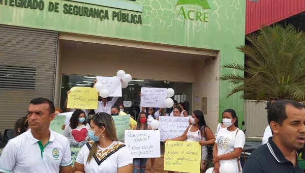 Familiares de estudante baleado por “PM do trisal” fazem protesto em delegacia