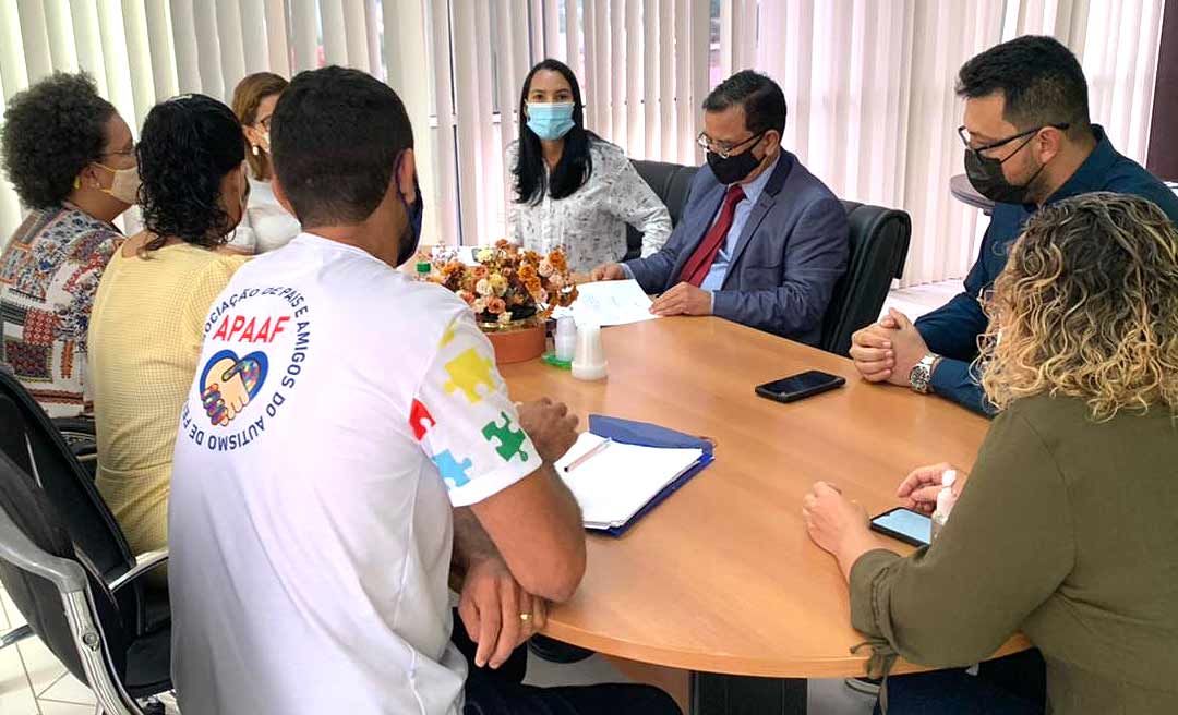 Deputado Gonzaga busca solução para levar atendimento a portadores de autismo em todo o Acre