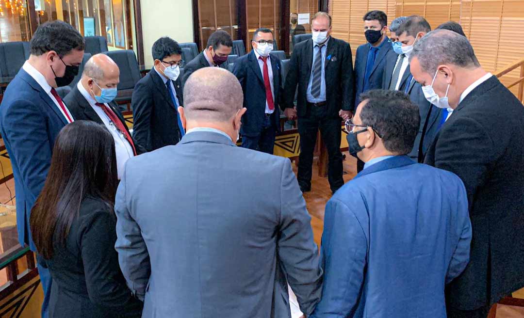 Parlamentares oram por Whendy Lima, que está internado na UTI do Santa Juliana