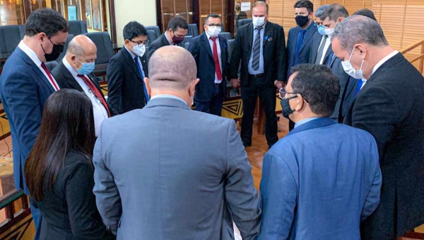 Parlamentares oram por Whendy Lima, que está internado na UTI do Santa Juliana