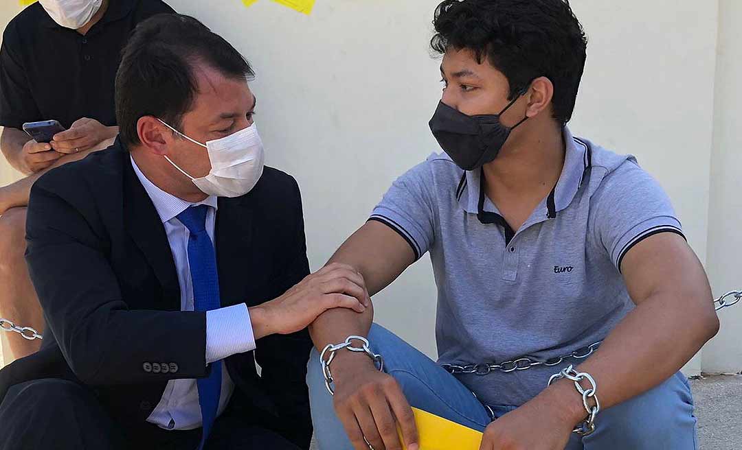 Roberto Duarte conversa com aprovado da PC acorrentado em frente ao Palácio e cobra Cameli por convocação