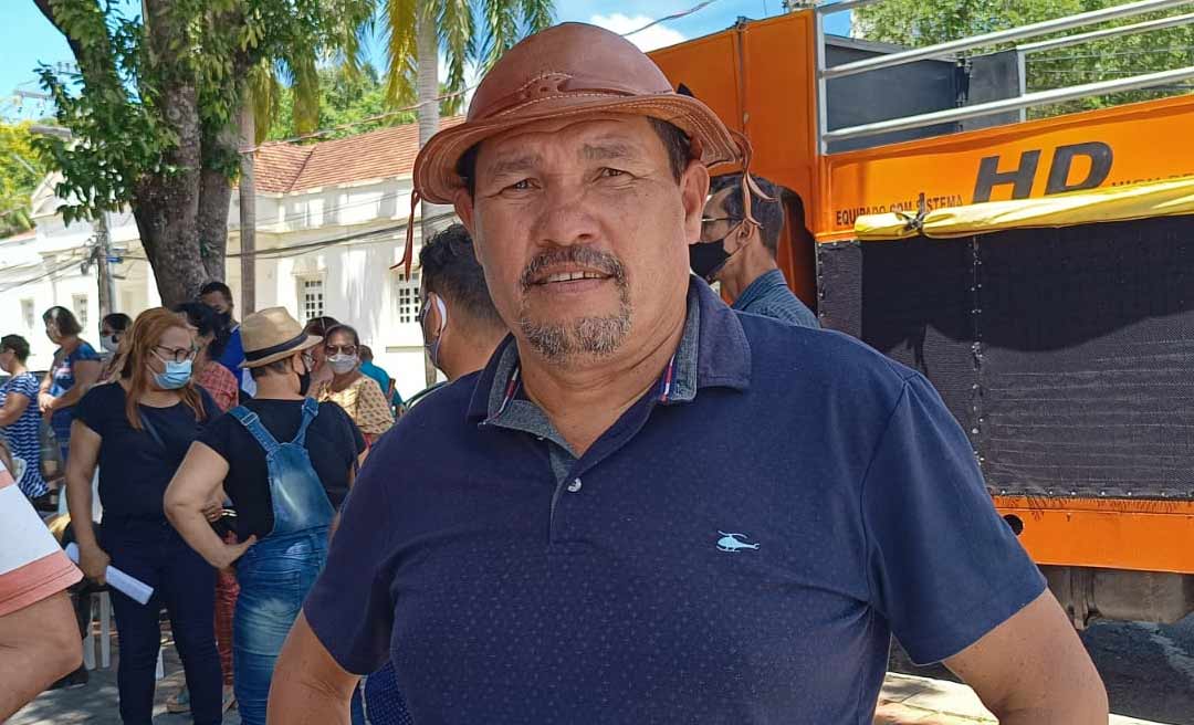 Chico Candiru tem celular furtado enquanto discursava no hall da Aleac em protesto dos professores