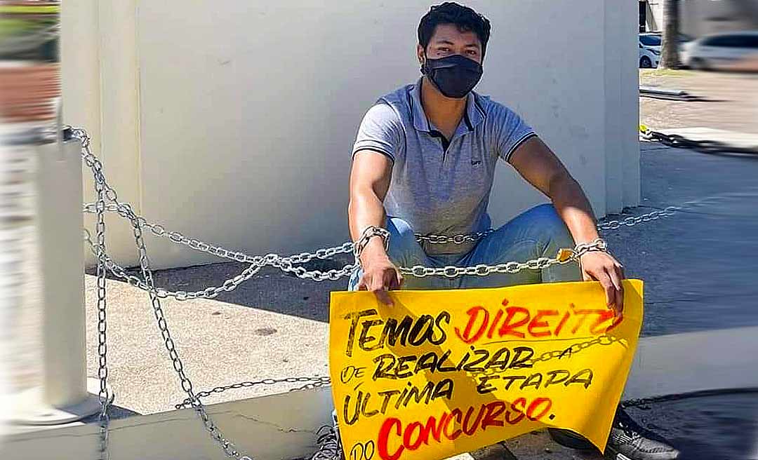 Acorrentado em frente ao Palácio, integrante do cadastro de reserva da Civil cobra promessa de convocação