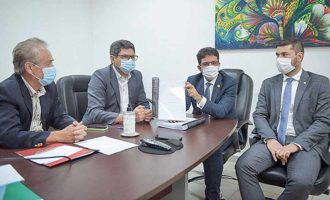 No TCE, Gladson apresenta plano de abono do Fundeb e pede celeridade em análise de consultas sobre adicionais da Segurança