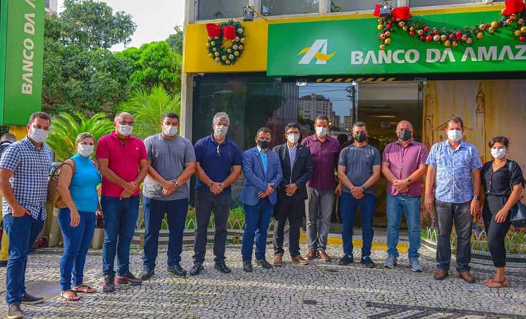 No Pará, Gonzaga visita produção de açaí e debate com BASA incentivos para setor produtivo do Acre