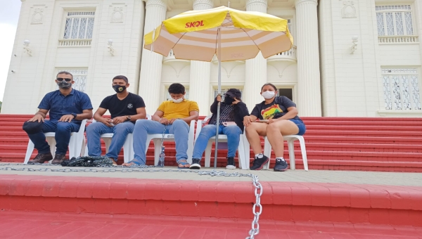 Aprovados no cadastro da Civil estão na frente do Palácio há seis dias; um está acorrentado