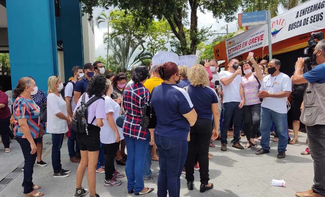 Movimento dos trabalhadores da Saúde não consegue falar com governador e mantém manifestação