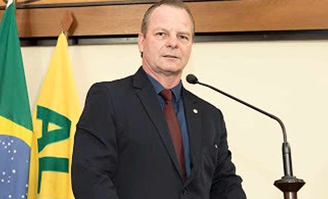 Com Pedro Longo ausente, deputado questiona quem é o líder do governo, mas fica no silêncio