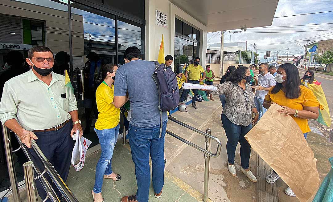 Após registrar protesto, jornalista é pressionado por manifestantes anti-passaporte da vacinação
