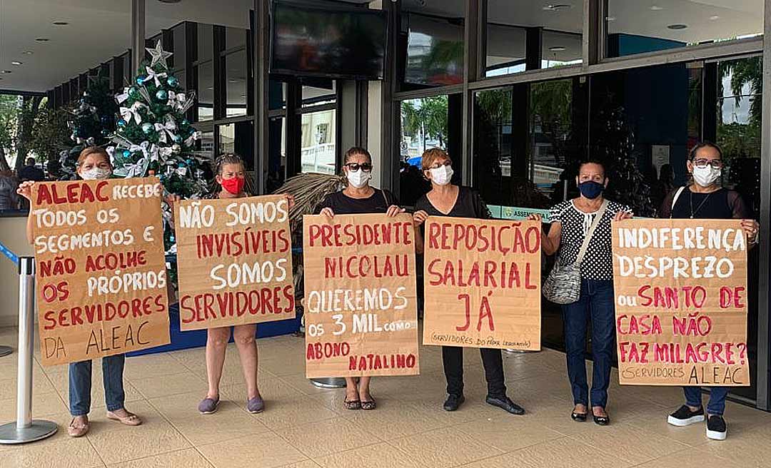 Pedindo abono, servidores da Assembleia Legislativa protestam no hall da Casa