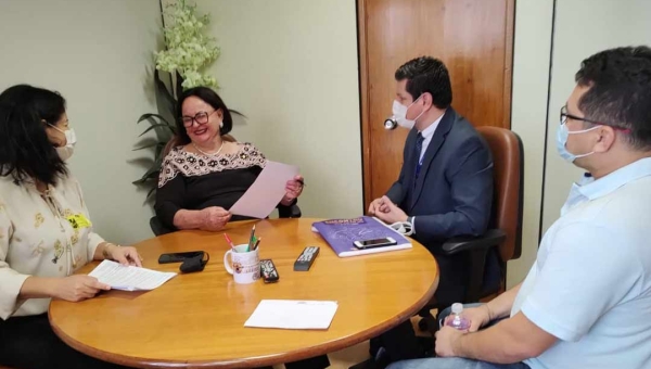 Vanda Milani é coautora do projeto de lei 3418/21 para inserção de psicólogos e assistentes sociais na regulamentação do Fundeb