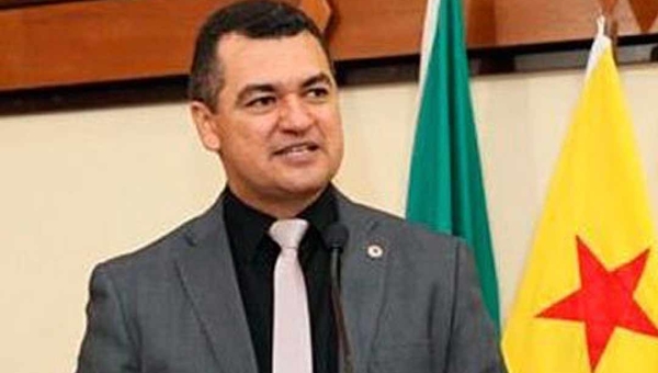 ”Colocar dinheiro público para financiar Papai Noel Gay, isso é um absurdo”, diz Cadmiel