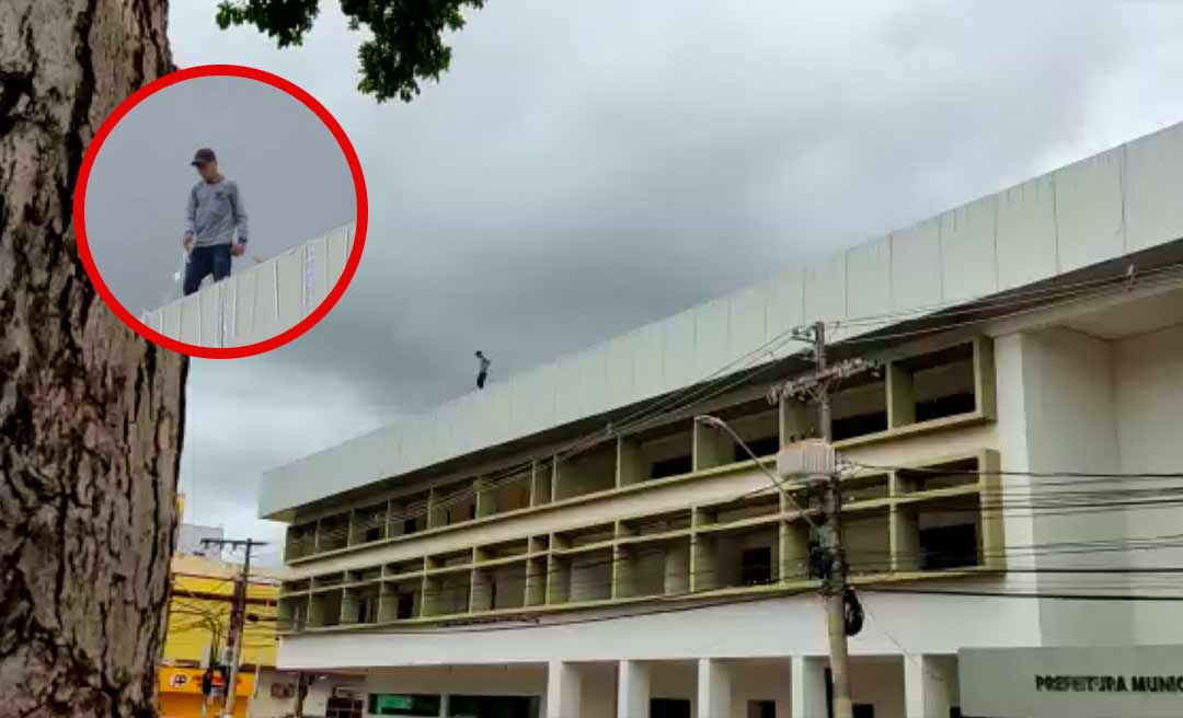 Trabalhador é flagrado instalando luzes de Natal no prédio da prefeitura sem equipamentos de segurança 