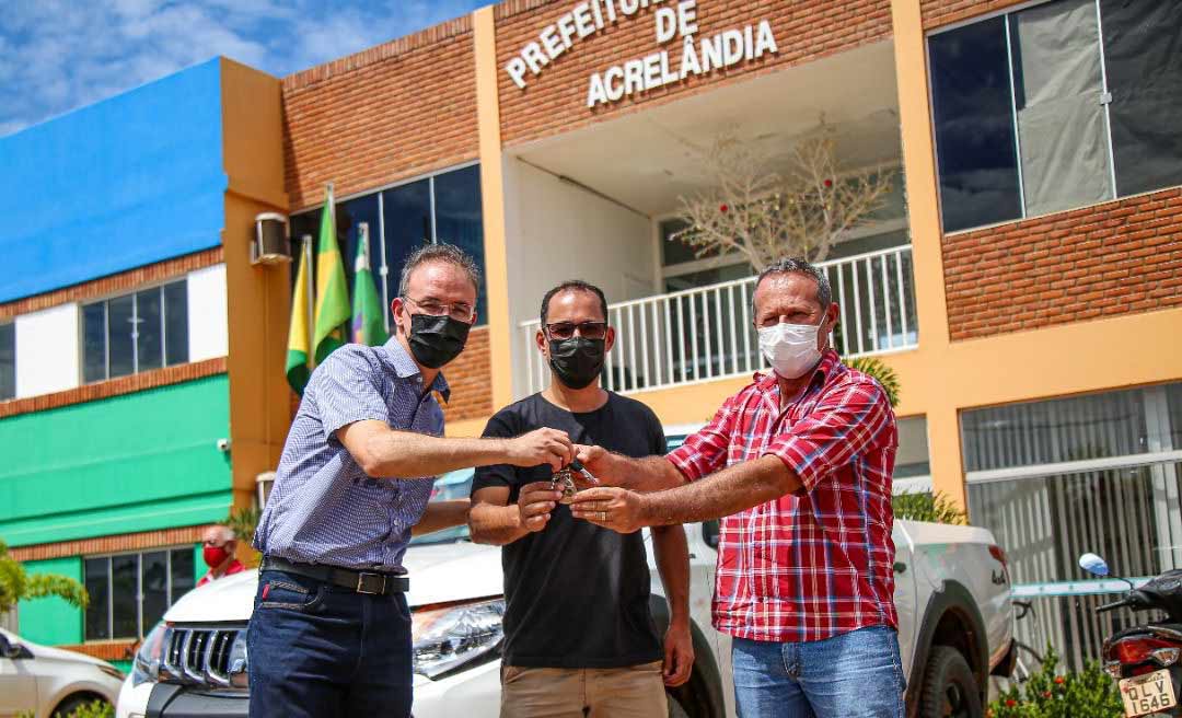 Leo de Brito destina R$ 1,5 milhão para Acrelândia e entrega veículo para a Educação