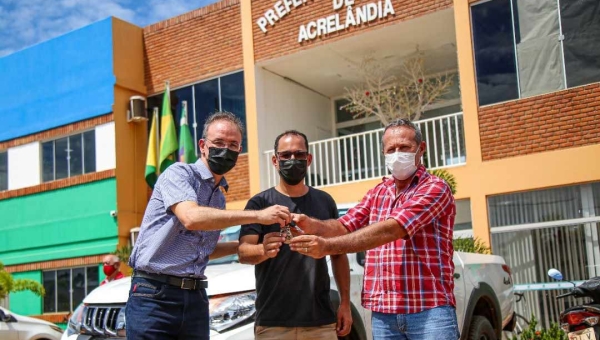 Leo de Brito destina R$ 1,5 milhão para Acrelândia e entrega veículo para a Educação