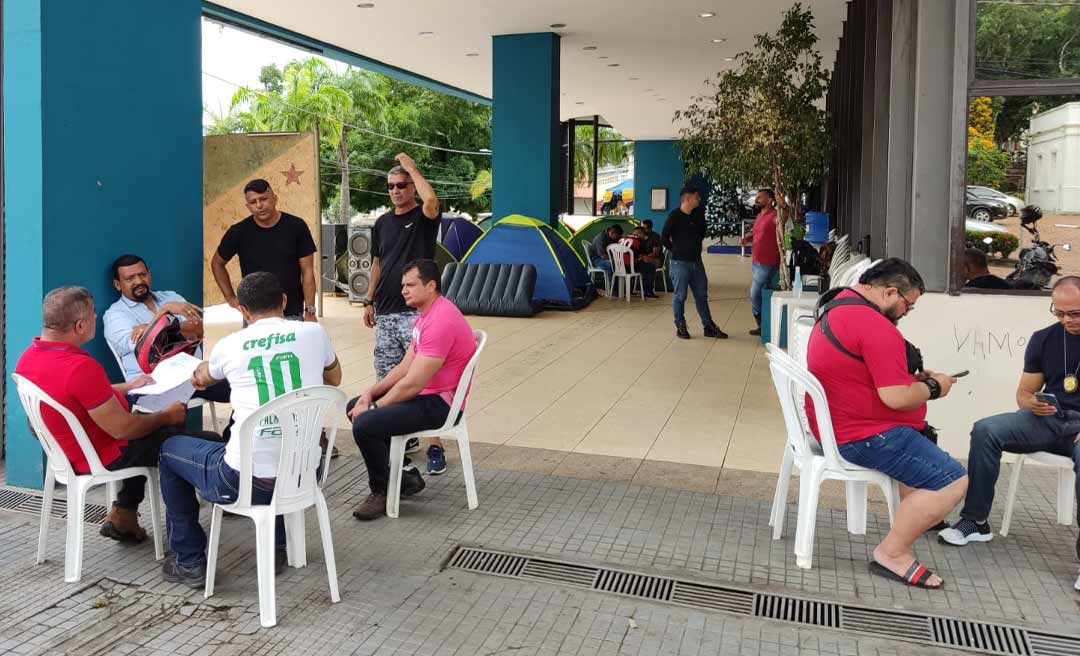 Após promessa do governo de retornar com PL para Aleac, polícias penais começam a desmontar acampamento