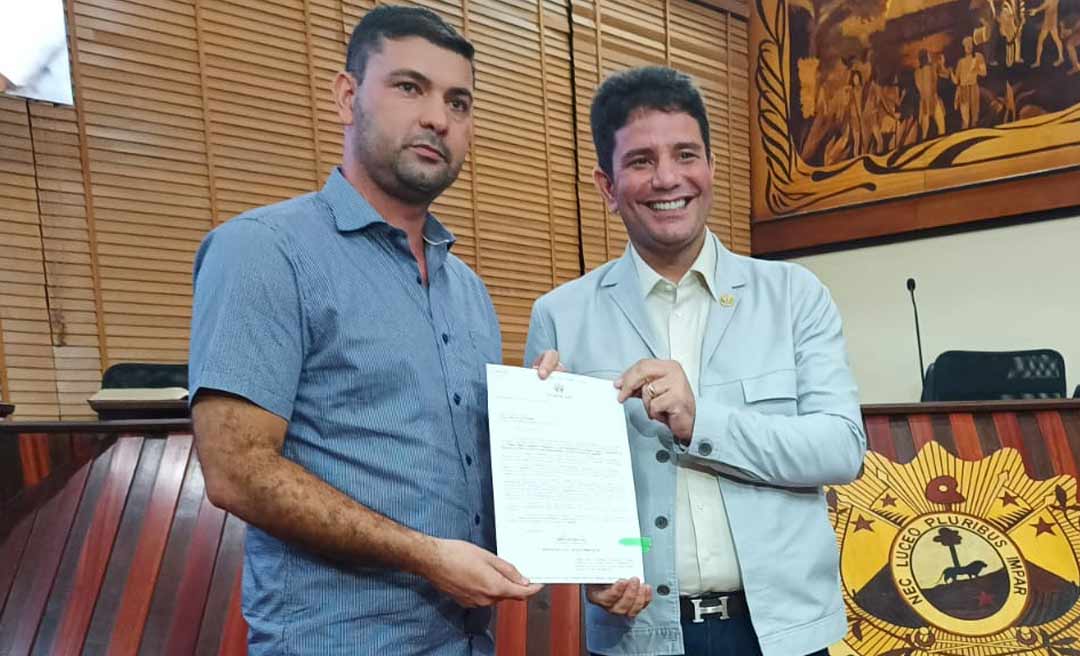 Gladson protocola projeto do abono da Educação na Aleac e diz que não há mais tempo para emendas e Nicolau completa: ‘foi maravilhoso’