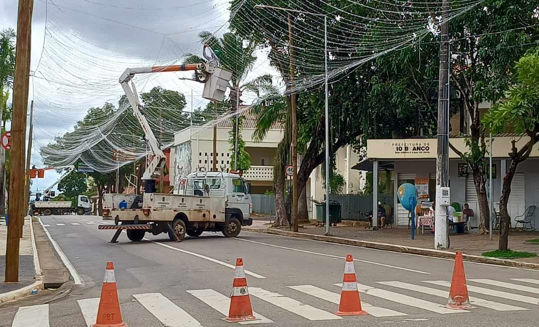 Avenida Getúlio Vargas é interditada para instalação da iluminação de Natal no Centro da capital