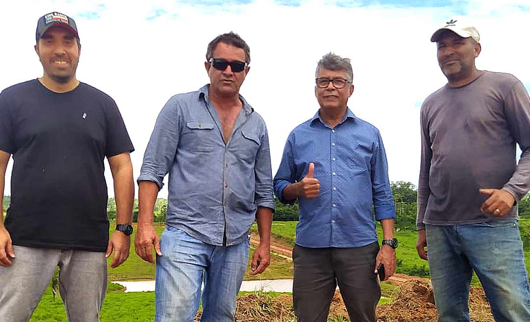 Deputado Antônio Pedro vistoria obras na Estrada Petrópolis, em Xapuri