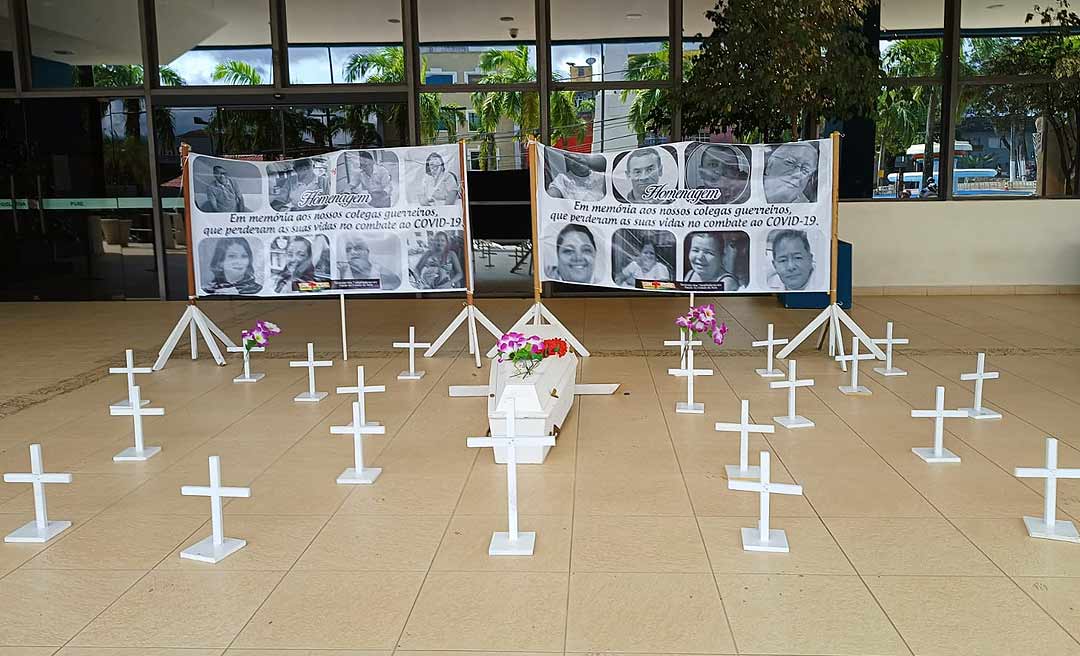 Em protesto, servidores da Saúde colocam caixão e cruzes no hall da Aleac relembrando colegas que morreram de covid-19