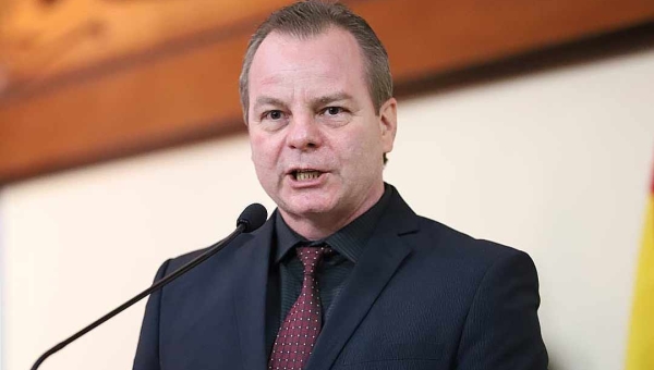 Pedro Longo diz que governo aguarda publicação de relatório para enviar PL que reajusta salário de servidor