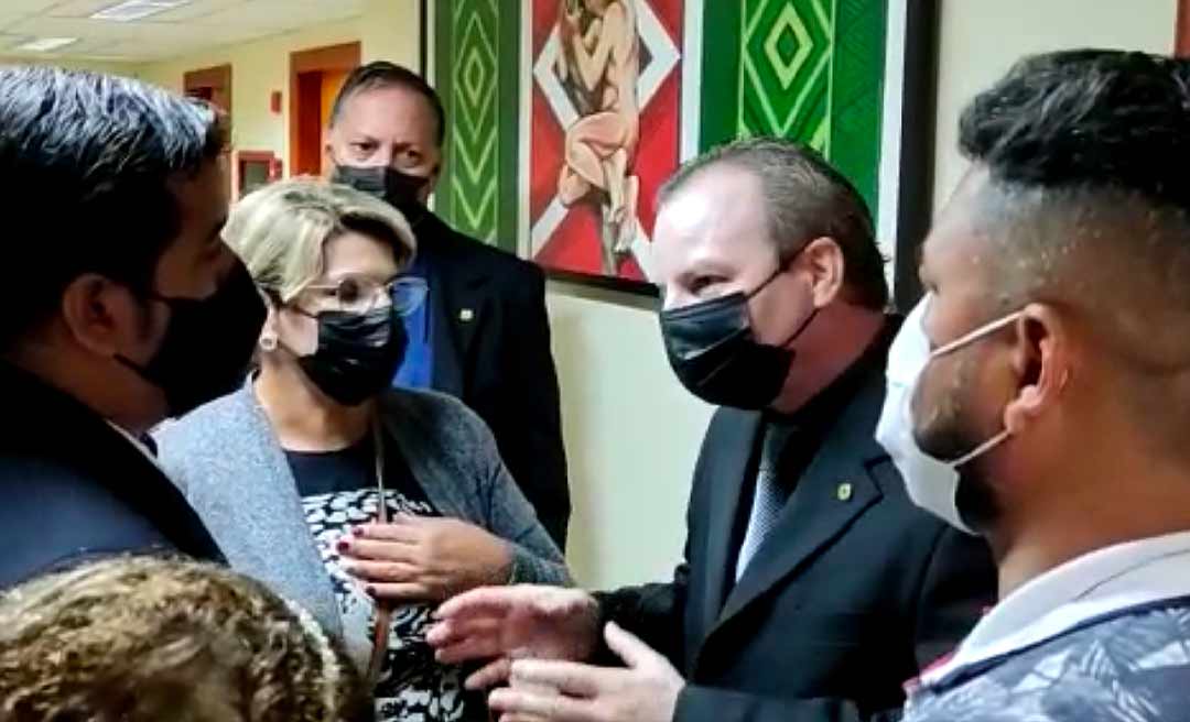 Líder do governo é "enquadrado" por sindicalistas da Saúde no corredor da sala de reuniões da Aleac