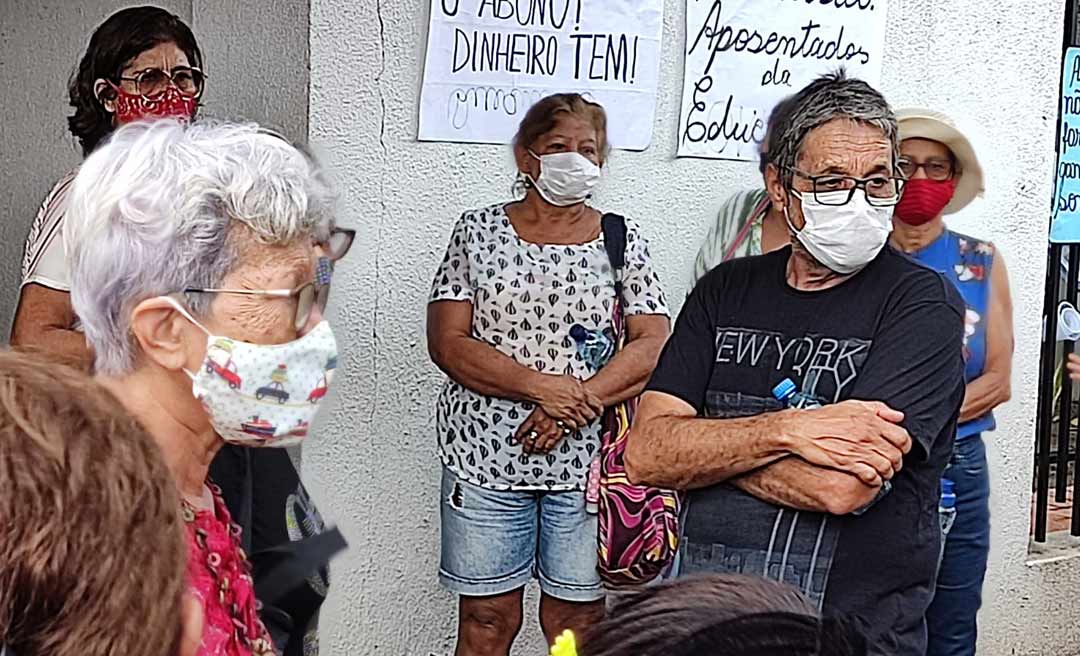 Professores aposentados realizam protesto em frente a Casa Civil na tarde de terça-feira