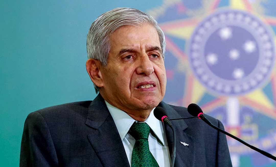General Heleno diz tomar remédio na veia para não deixar Bolsonaro agir contra STF