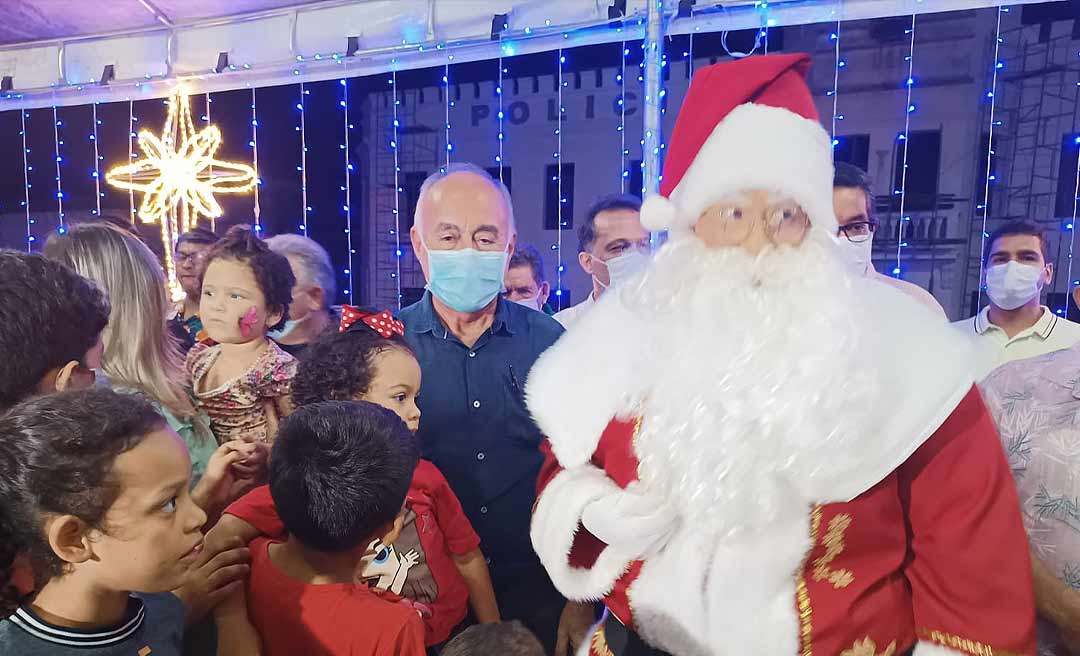 Ao lado do Papai Noel vermelho, Bocalom acende as luzes de Natal da Praça da Revolução