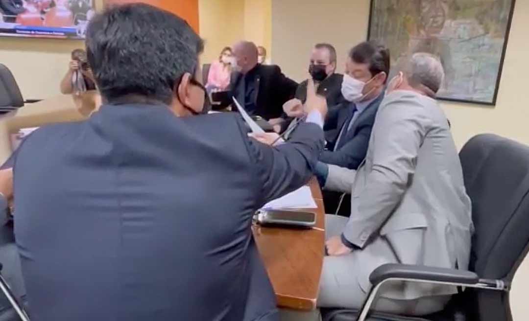 Jenilson Leite e Roberto Duarte se desentendem durante votação do Orçamento